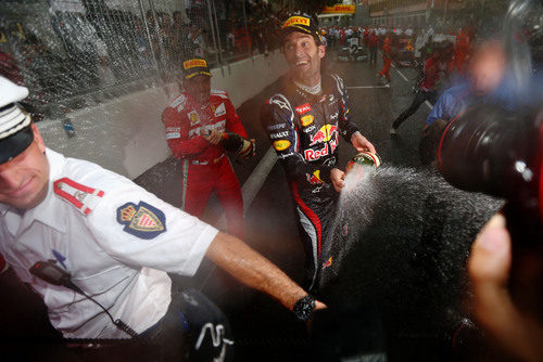 Mark Webber y Fernando Alonso empapan a la prensa en Mónaco