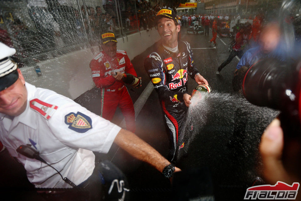 Mark Webber y Fernando Alonso empapan a la prensa en Mónaco