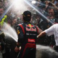 Webber celebra el triunfo con la prensa en Mónaco