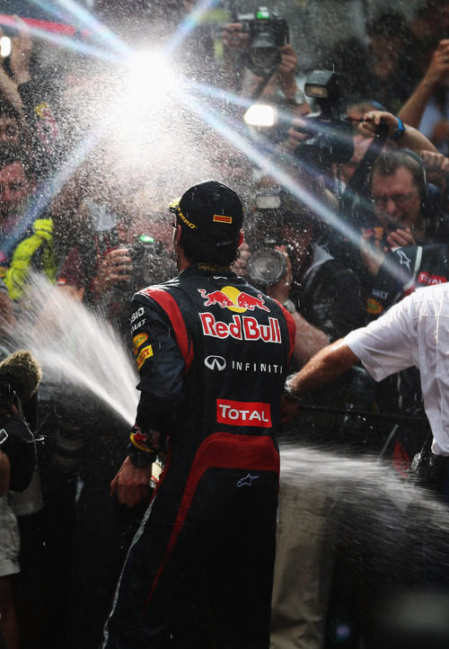 Webber celebra el triunfo con la prensa en Mónaco