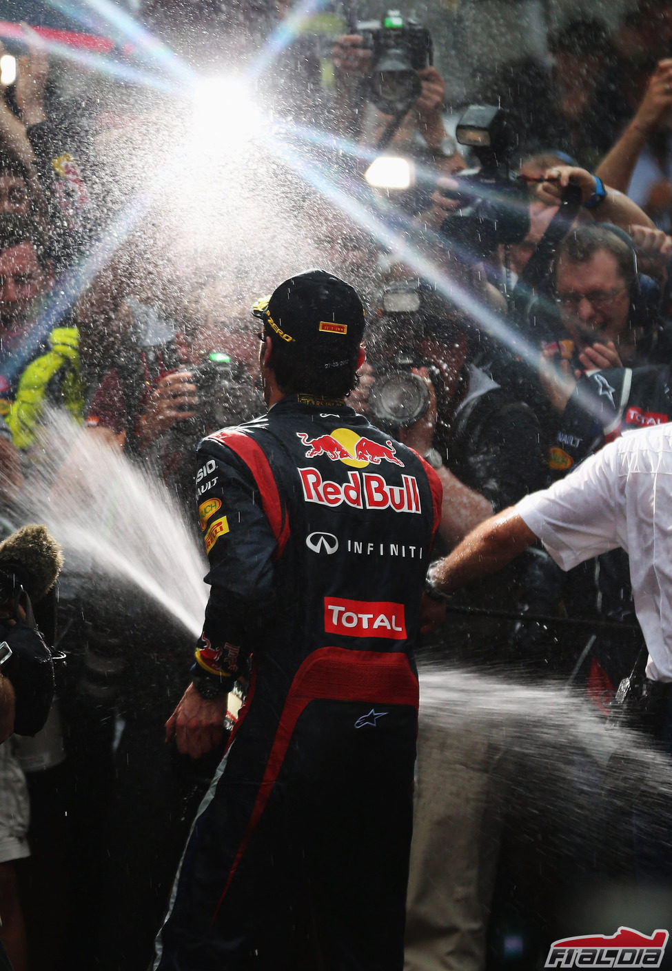 Webber celebra el triunfo con la prensa en Mónaco