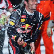 Mark Webber descorcha el champán en Mónaco 2012