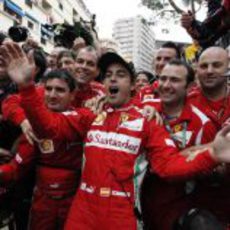 Fernando Alonso celebra con su equipo el liderato del Mundial