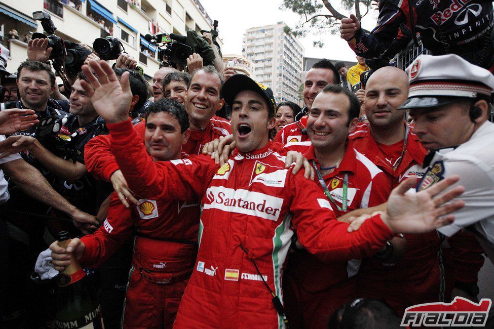 Fernando Alonso celebra con su equipo el liderato del Mundial