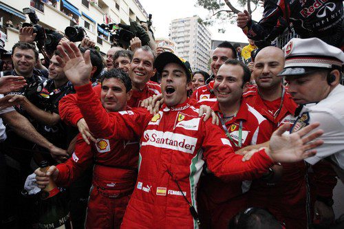 Fernando Alonso celebra con su equipo el liderato del Mundial