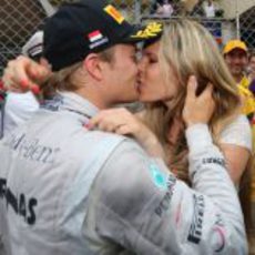 Nico Rosberg le da un beso a su novia Vivian Sibold tras subir al podio en Mónaco