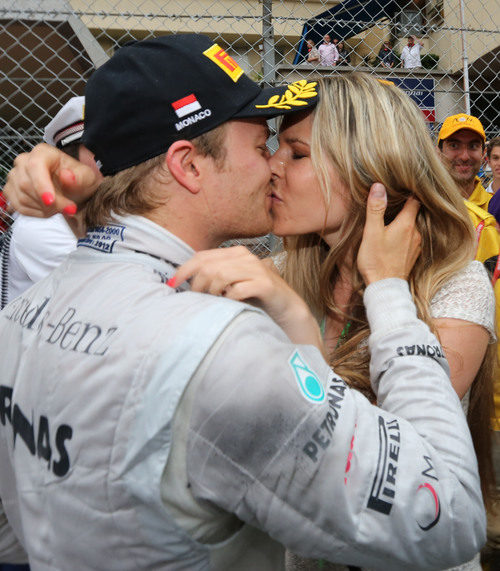 Nico Rosberg le da un beso a su novia Vivian Sibold tras subir al podio en Mónaco