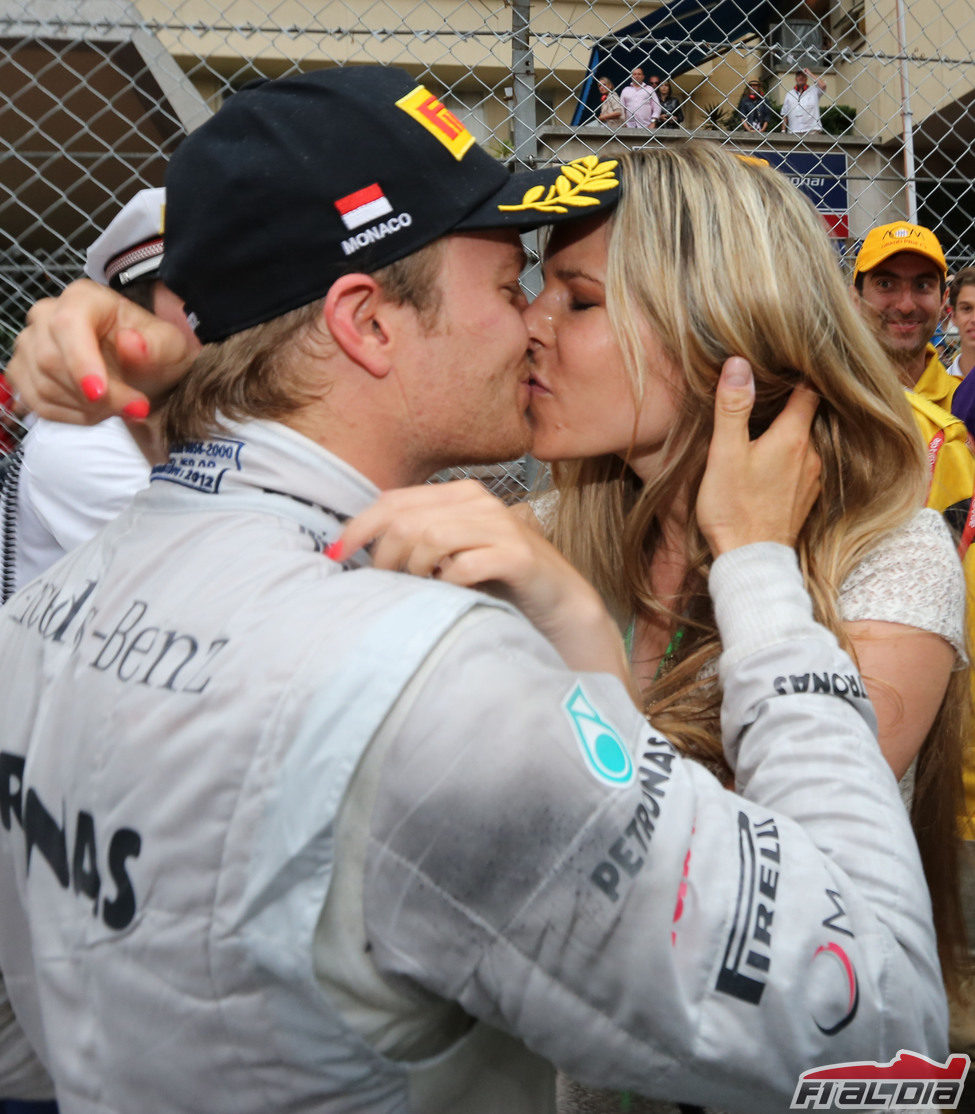 Nico Rosberg le da un beso a su novia Vivian Sibold tras subir al podio en Mónaco