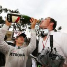 Nico Rosberg da champán a sus mecánicos en Mónaco
