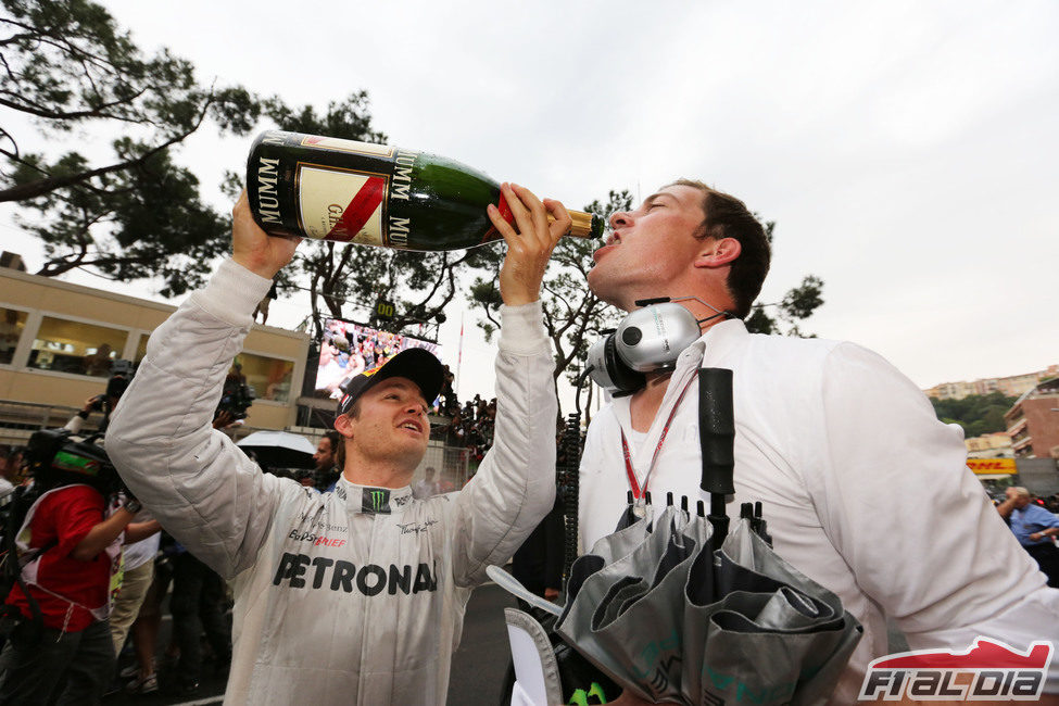 Nico Rosberg da champán a sus mecánicos en Mónaco