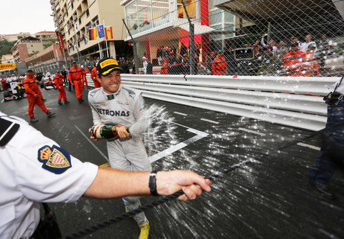 Nico Rosberg descorcha el champán en Montecarlo