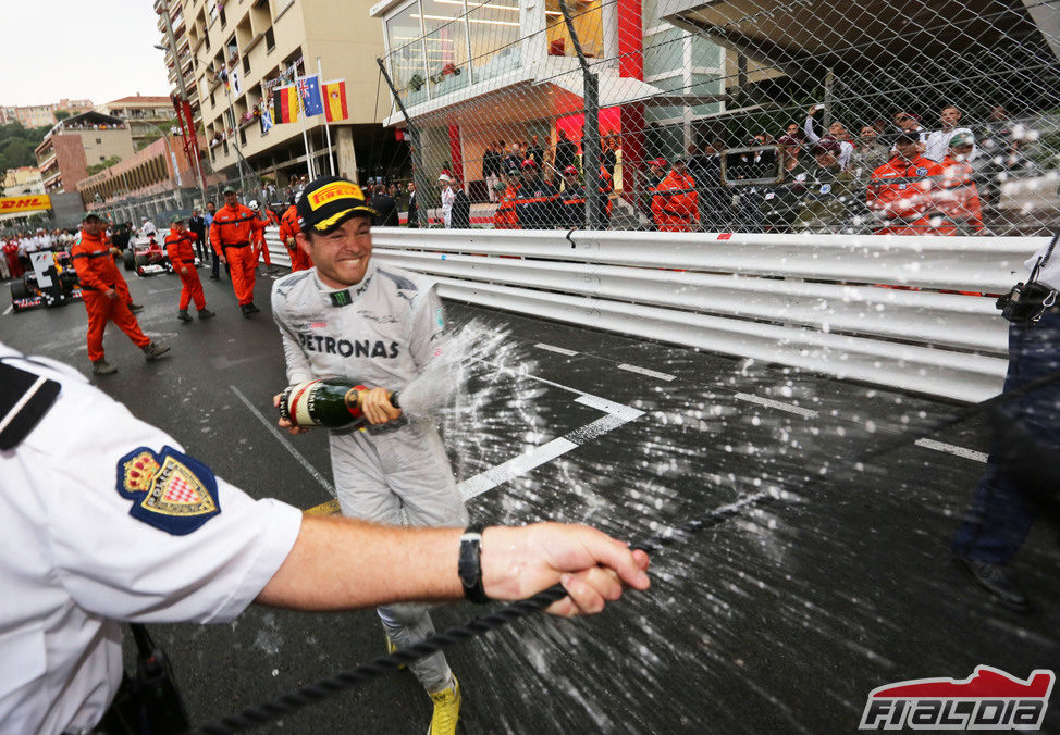 Nico Rosberg descorcha el champán en Montecarlo