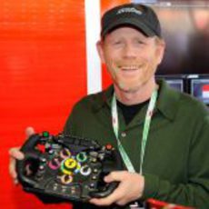 Ron Howard, director de 'Rush', con un volante de Ferrari