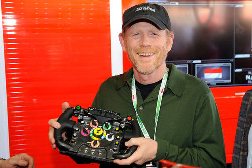 Ron Howard, director de 'Rush', con un volante de Ferrari