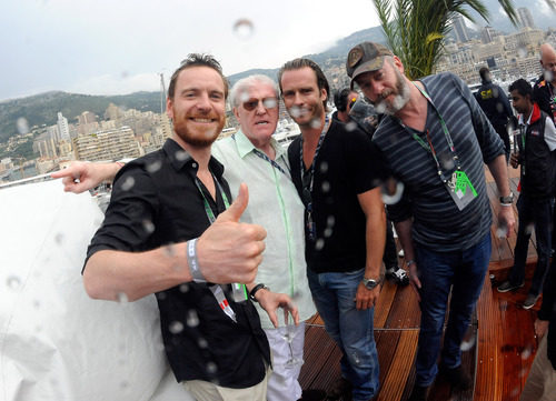 Michael Fassbender celebra con Red Bull la victoria de Mark Webber