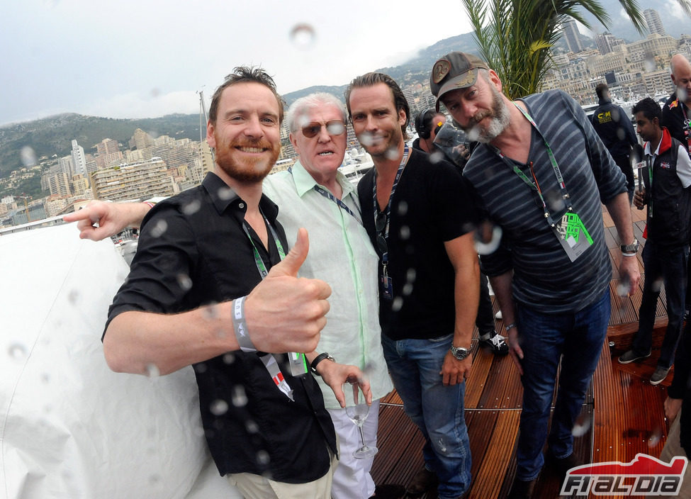 Michael Fassbender celebra con Red Bull la victoria de Mark Webber