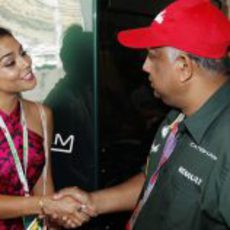 Vanessa Hudgens saluda a Tony Fernandes en Mónaco