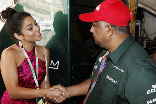 Vanessa Hudgens saluda a Tony Fernandes en Mónaco