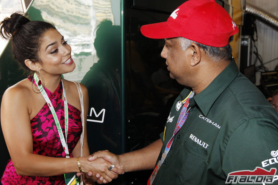 Vanessa Hudgens saluda a Tony Fernandes en Mónaco