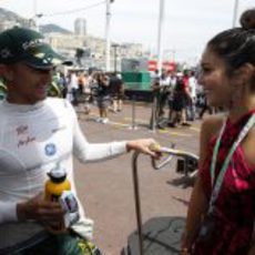 Heikki Kovalainen conoce a Vanessa Hudgens en Mónaco