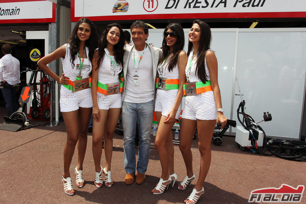 Antonio Banderas con las chicas de Force India en Mónaco
