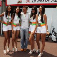 Antonio Banderas con las chicas de Force India en Mónaco