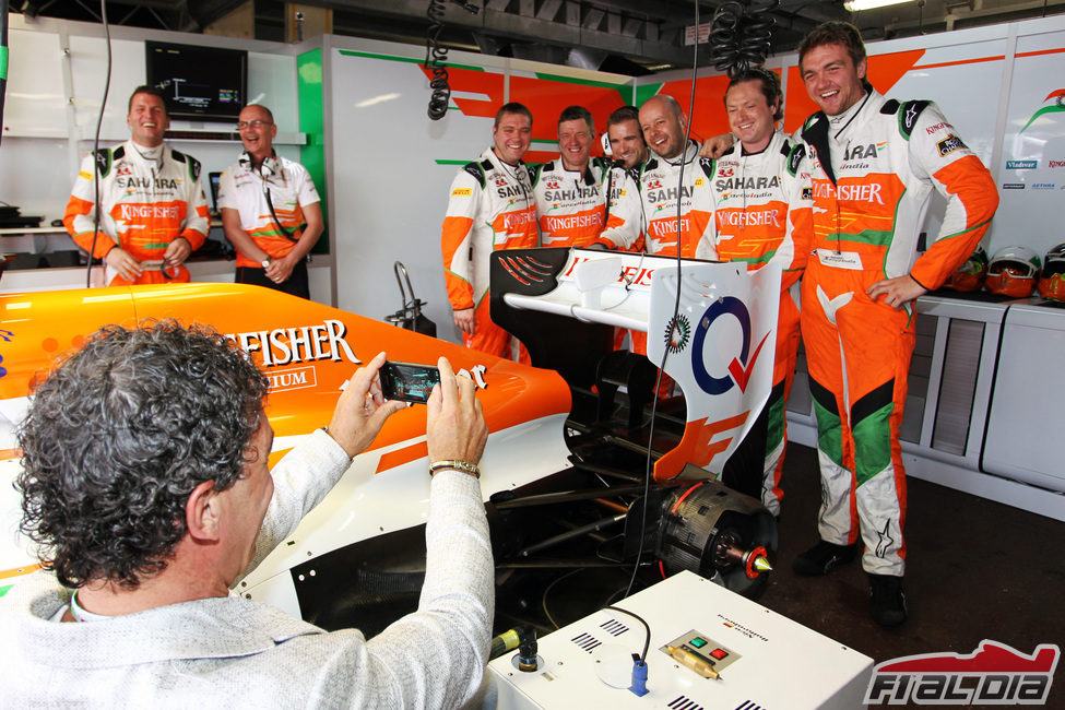 Antonio Banderas fotografía a los mecánicos de Force India