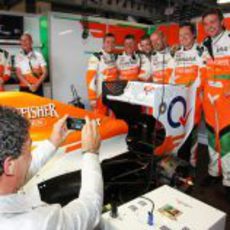 Antonio Banderas fotografía a los mecánicos de Force India