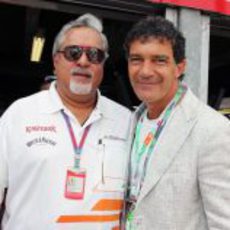 Vijay Mallya y Antonio Banderas en Mónaco 2012