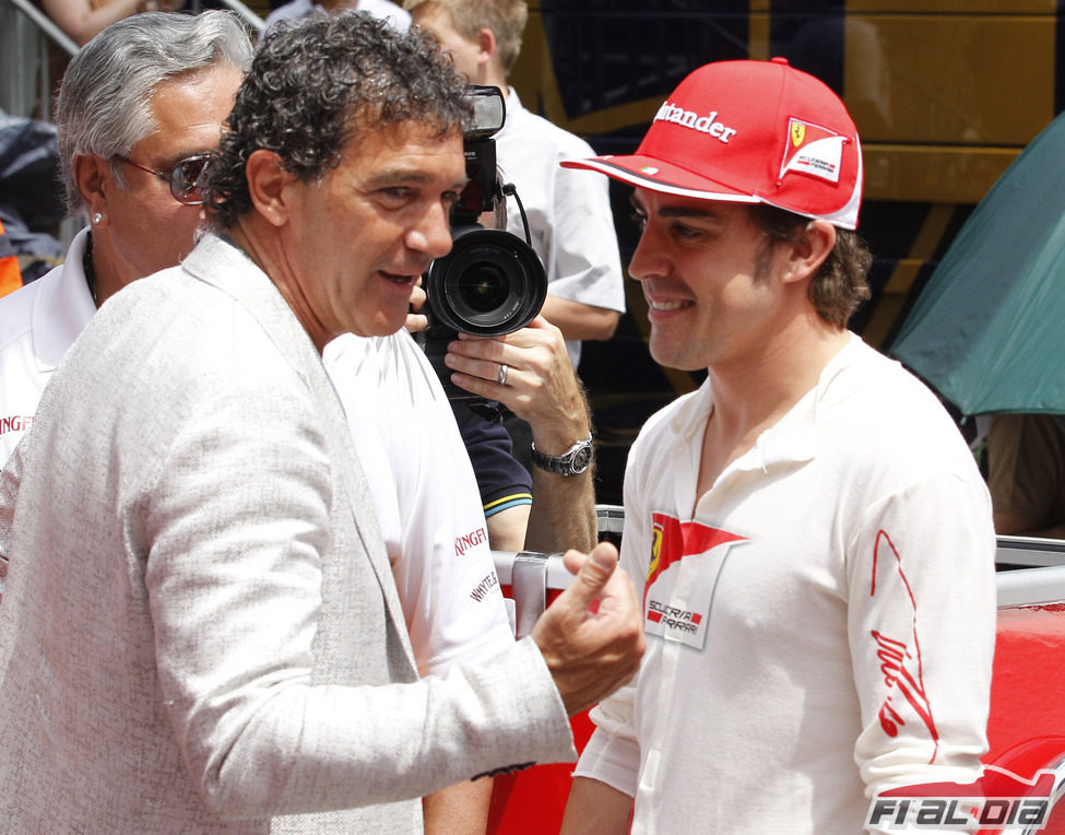 Antonio Banderas saludó a Fernando Alonso en la parrilla del GP de Mónaco 2012