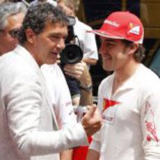 Antonio Banderas saludó a Fernando Alonso en la parrilla del GP de Mónaco 2012