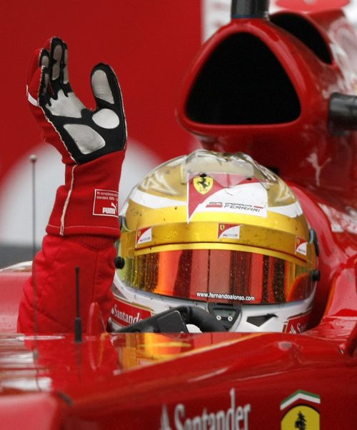 Fernando Alonso saluda al público al acabar la carrera de Mónaco