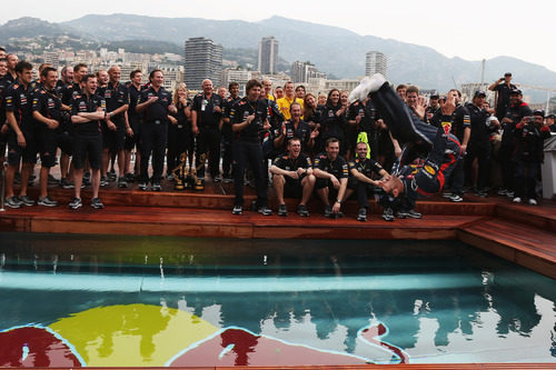 Mark Webber se tiró a la piscina en Mónaco