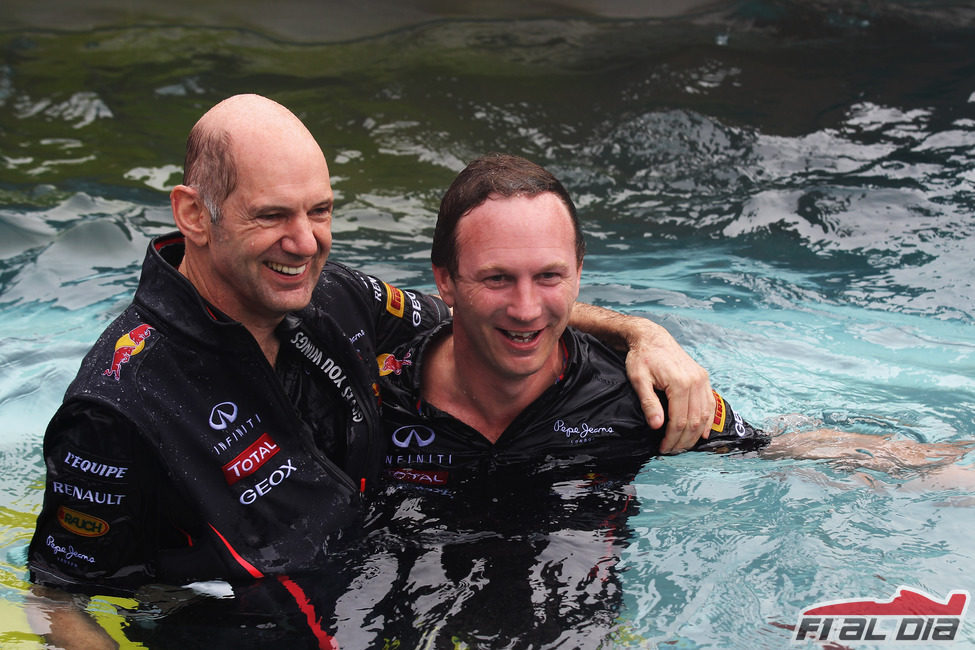 Adrian Newey y Christian Horner en la piscina de Red Bull