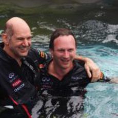 Adrian Newey y Christian Horner en la piscina de Red Bull