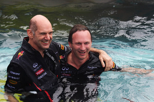 Adrian Newey y Christian Horner en la piscina de Red Bull