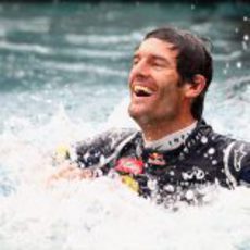 Mark Webber bañándose en la piscina de Red Bull