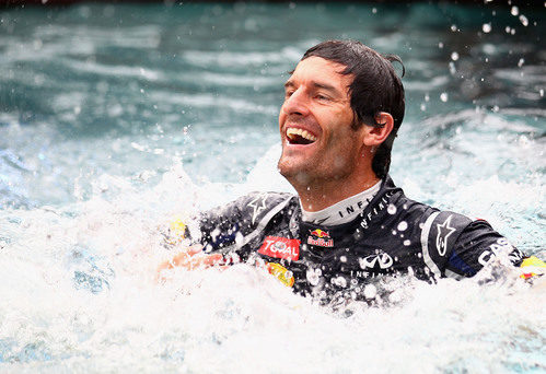 Mark Webber bañándose en la piscina de Red Bull
