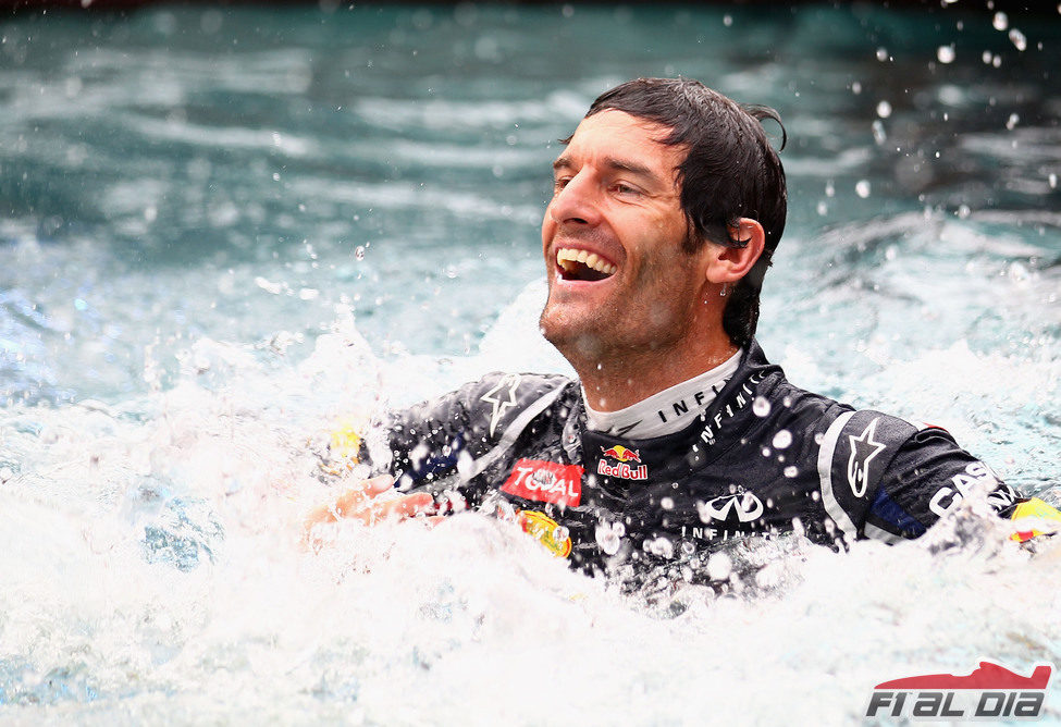 Mark Webber bañándose en la piscina de Red Bull