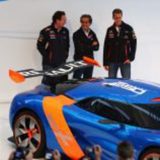 Christian Horner, Alain Prost y Sebastian Vettel admiran el Alpine 110-50