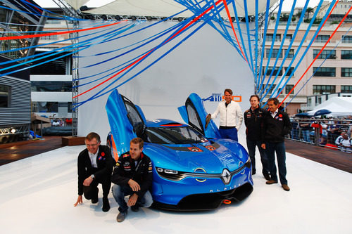 Sebastian Vettel y Alain Prost posan junto al Alpine 110-50