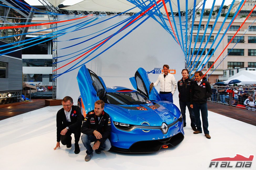 Sebastian Vettel y Alain Prost posan junto al Alpine 110-50