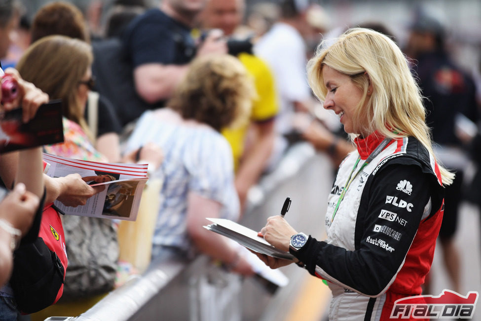 María de Villota firma autógrafos en Mónaco 2012