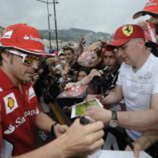 Fernando Alonso firma autógrafos a los aficionados en Mónaco