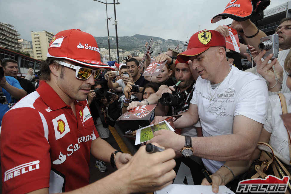 Fernando Alonso firma autógrafos a los aficionados en Mónaco