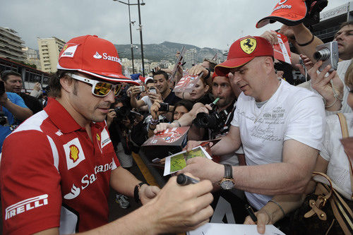 Fernando Alonso firma autógrafos a los aficionados en Mónaco