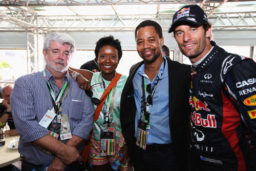 George Lucas, su novia Mellody Hobson y el actor Cuba Gooding Jr. junto a Mark Webber