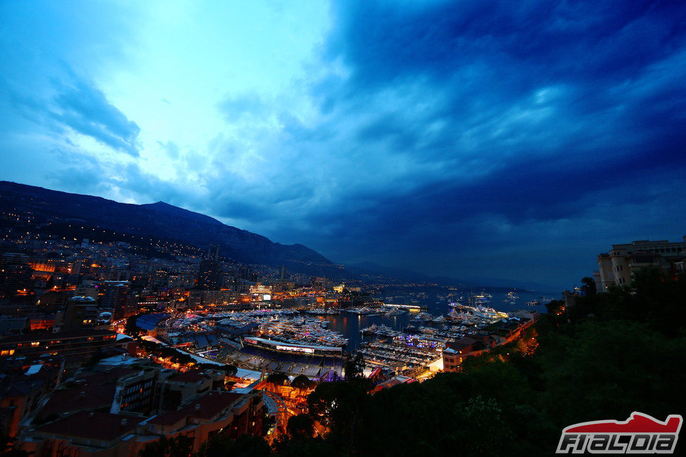 La ciudad de Mónaco de noche