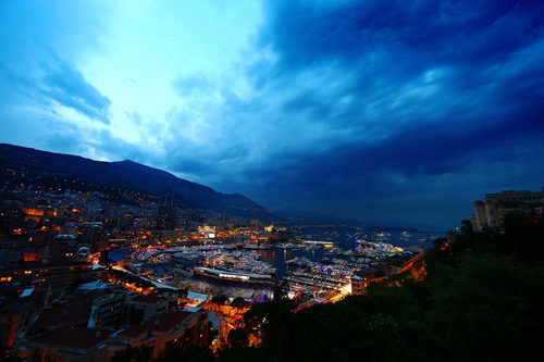 La ciudad de Mónaco de noche