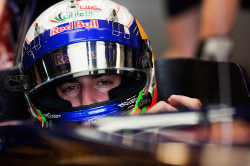 Daniel Ricciardo sentado en su Toro Rosso